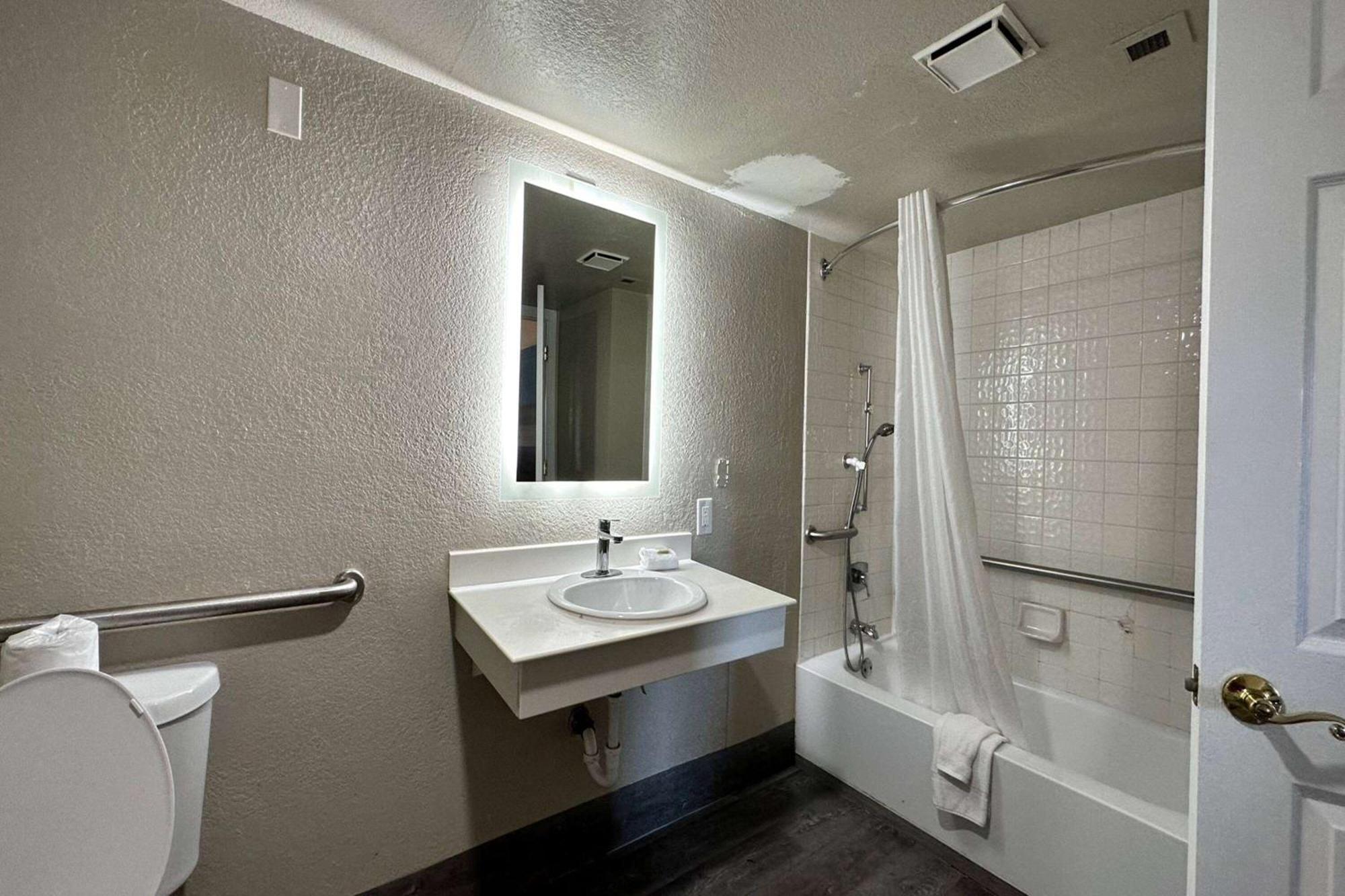 Days Inn By Wyndham San Diego Vista Exterior foto